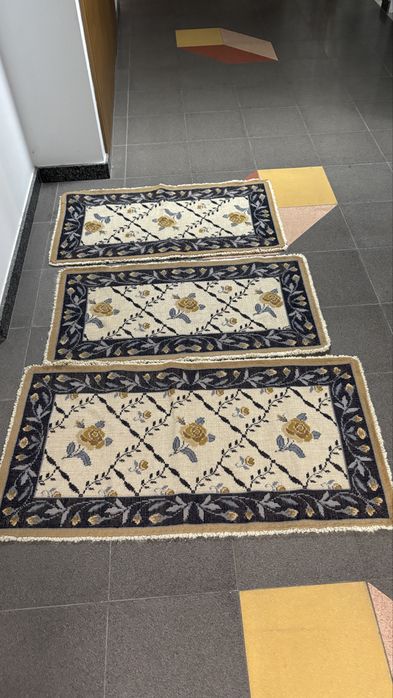 Tres tapetes arraiolos