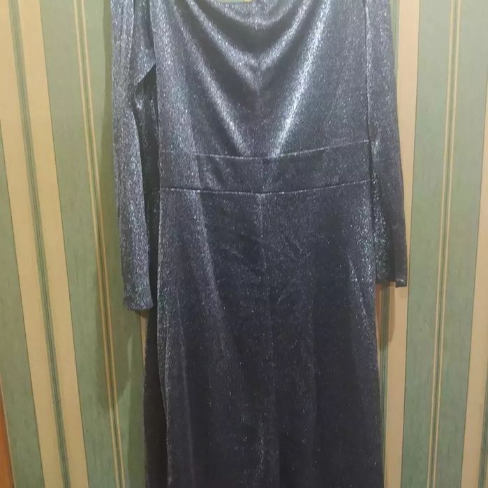 Продам красиву вечірню сукню 48роз.