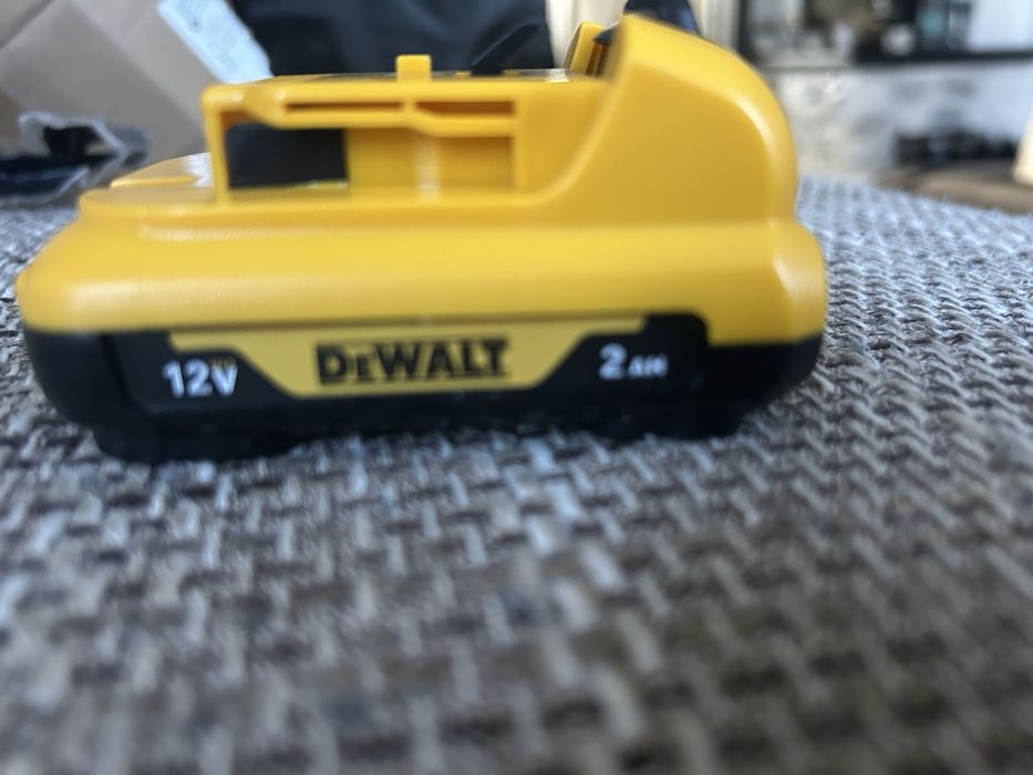akumulator litowo-jonowy marki DeWalt,