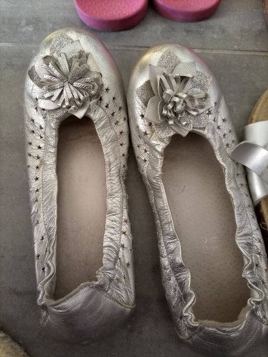 Sapatos sapatilhas e sandálias