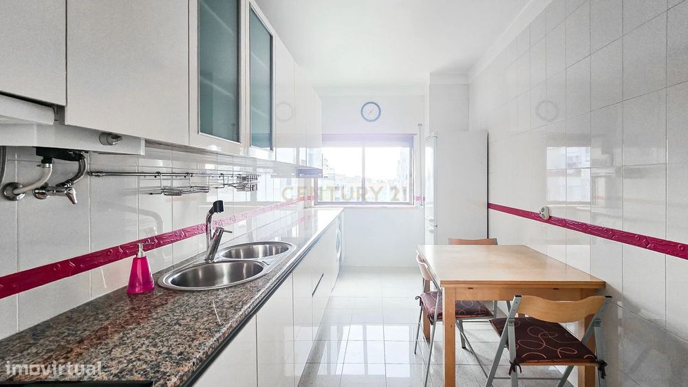 Apartamento T2 Mobilado com a Terraço no Barreiro — Barreiro E Lavradio, Setúbal