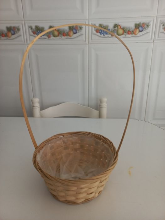 Cesta Nova em vime , com asa... Muito versátil.