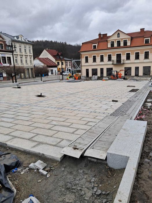 Brukarz, układanie kostki granitowej
