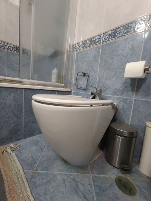 Bidé com tampa (banco)