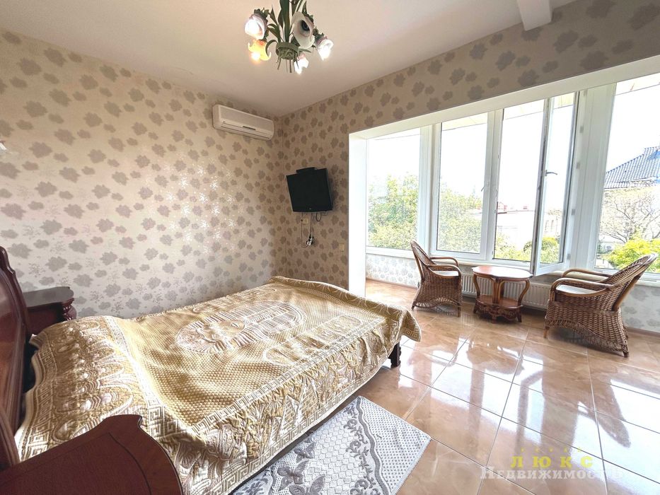 Продаётся отличный трёхэтажный дом в Совиньоне  с  видом на море!