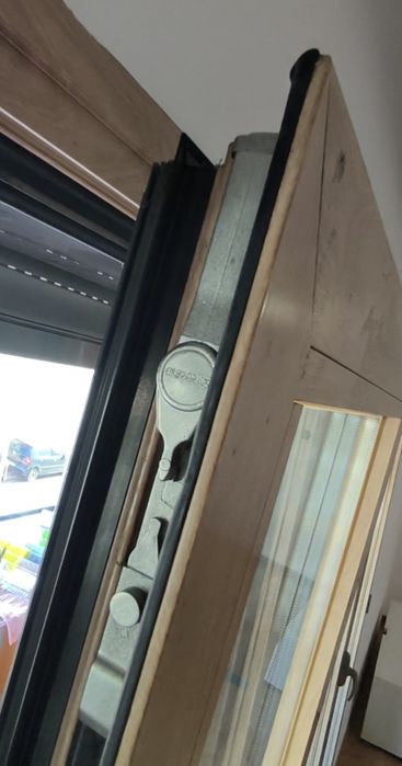 Montagem, reparação e manutenção de janelas com  oscilo batentes