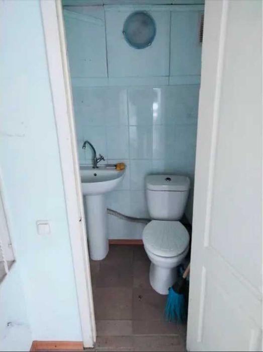 Нежитлова будівля 100,7 кв.м. (гараж Б,В, вбиральня Г, споруди №1-5)