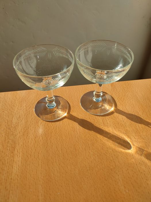 Taças antigas em vidro transparente.