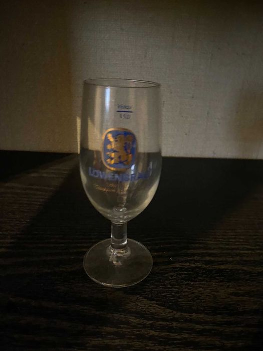 copo de cerveja azul e dourado
