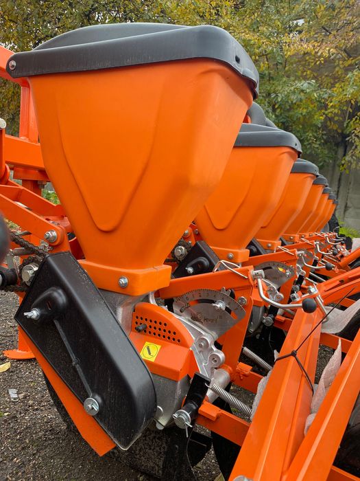 Сівалка пневматична Весна 8 Фаворит (Сеялка универсальная Весна 8)