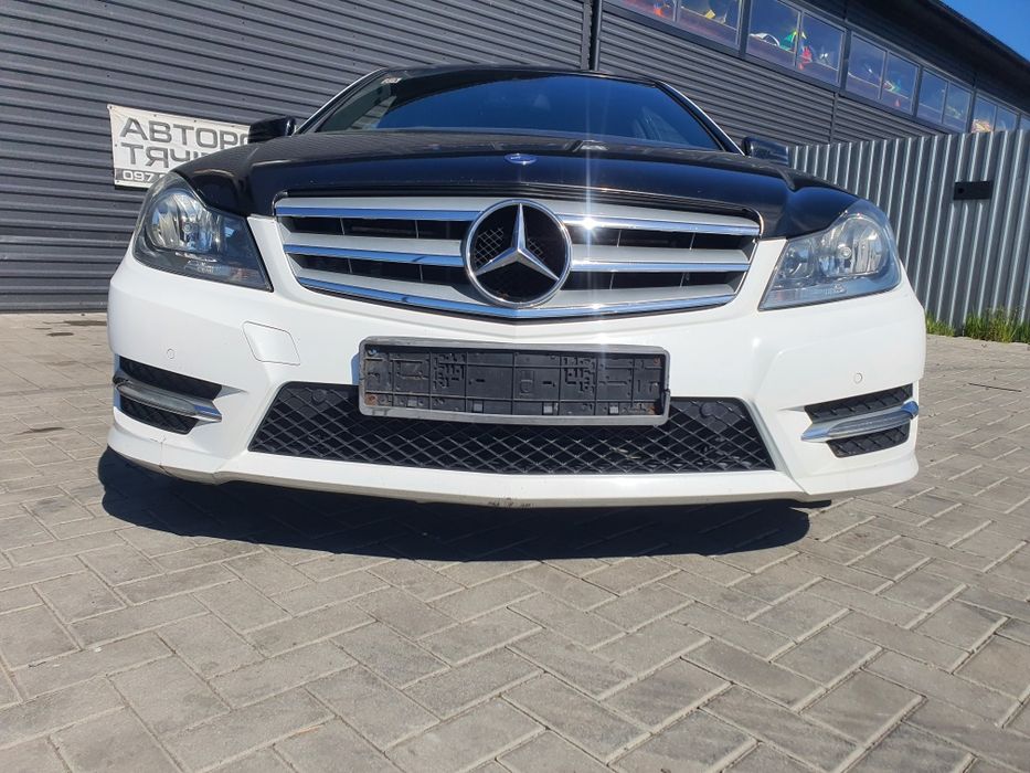 Бампер передній Mercedes-Benz c-class w204 AMG білий дефект