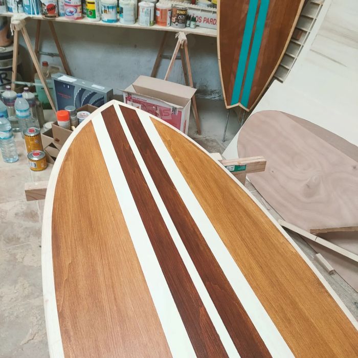 Prancha de surf iluminada de madeira
