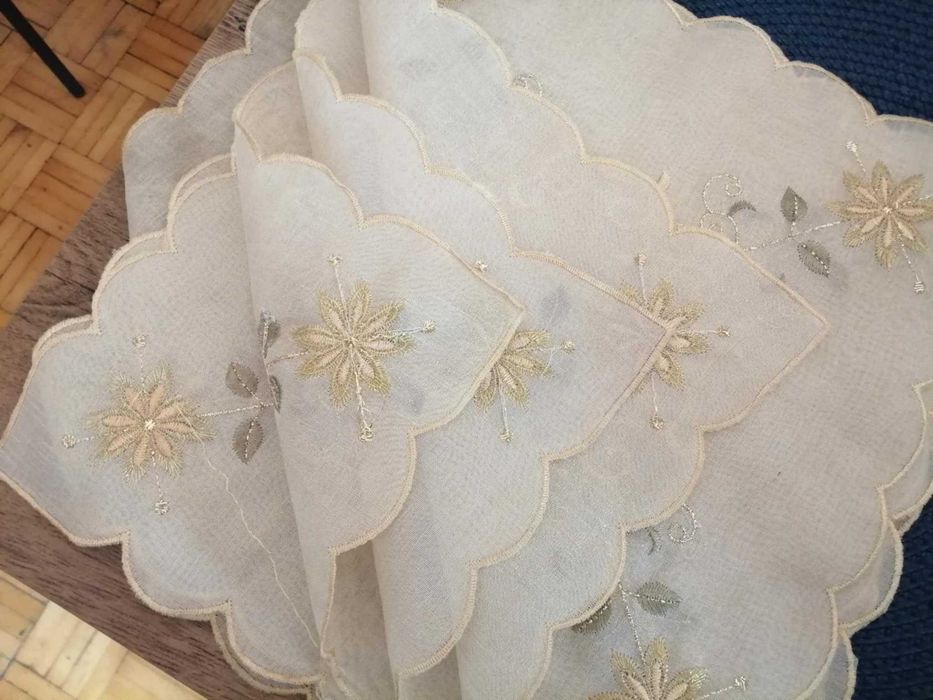 6 serwetek haftowanych