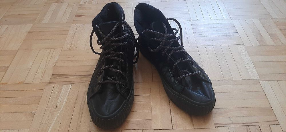 Buty sznurowane.