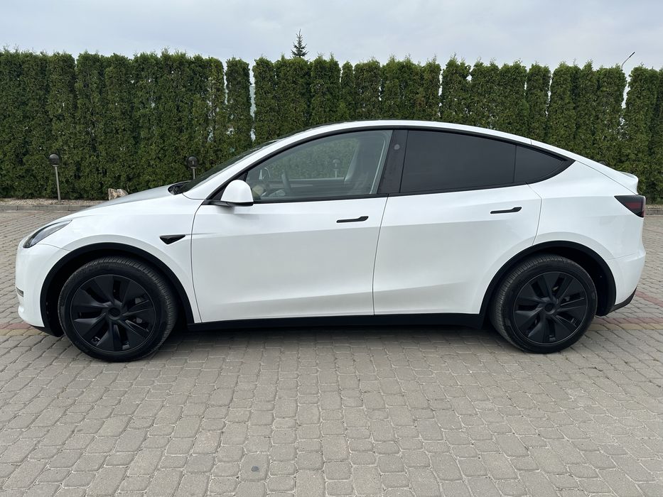 Tesla model Y 2024