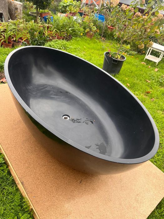 Banheira oval preta – moderna e elegante