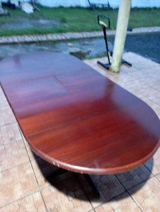 Mesa oval em madeira maciça