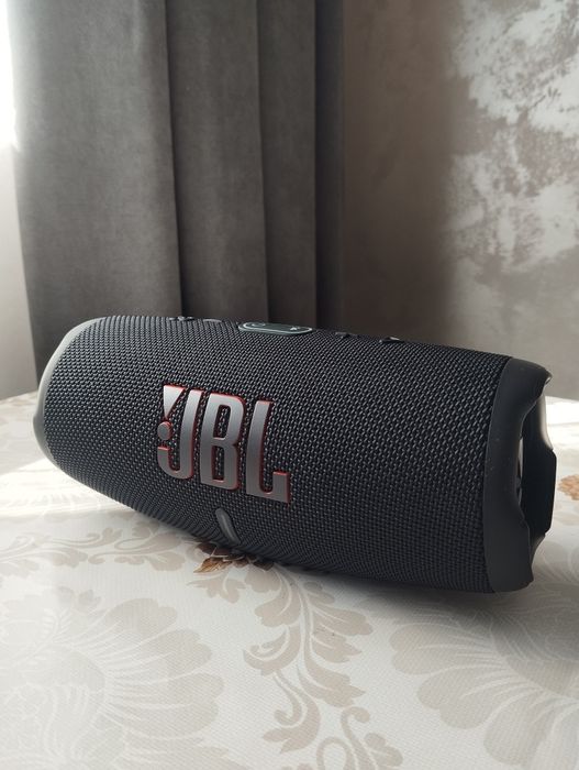 Продаю JBL Charge 5 ORIGINAL в отличном состоянии.