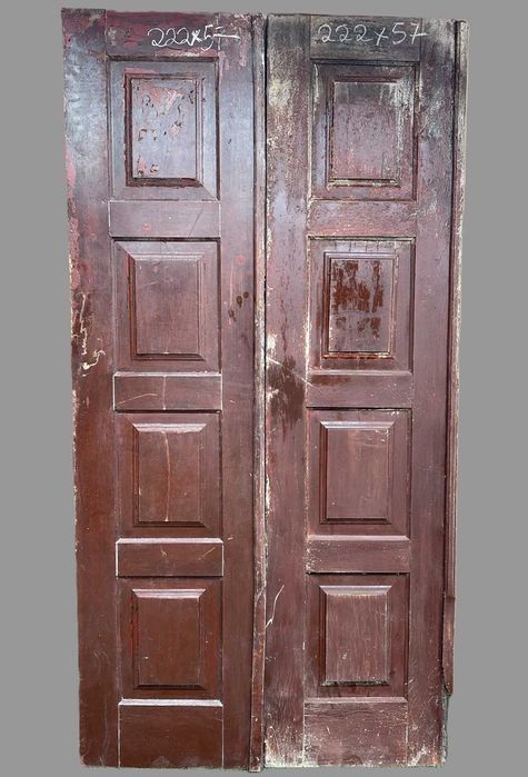 Porta de exterior antiga de duas folhas