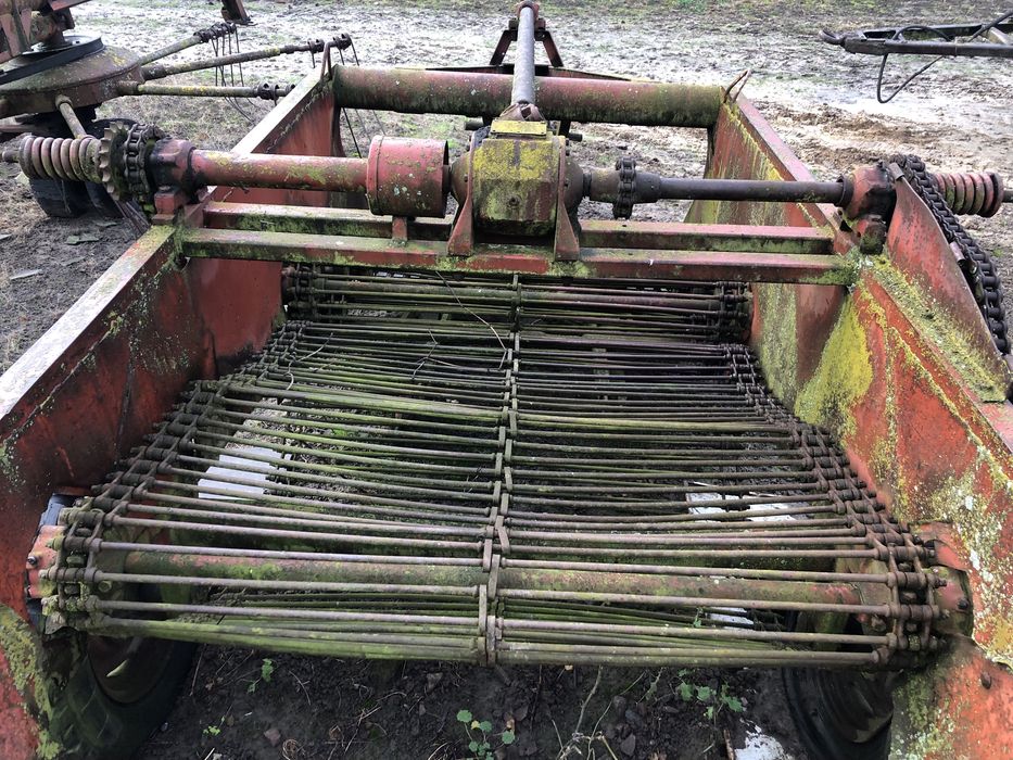 Продаєця картопле копалка