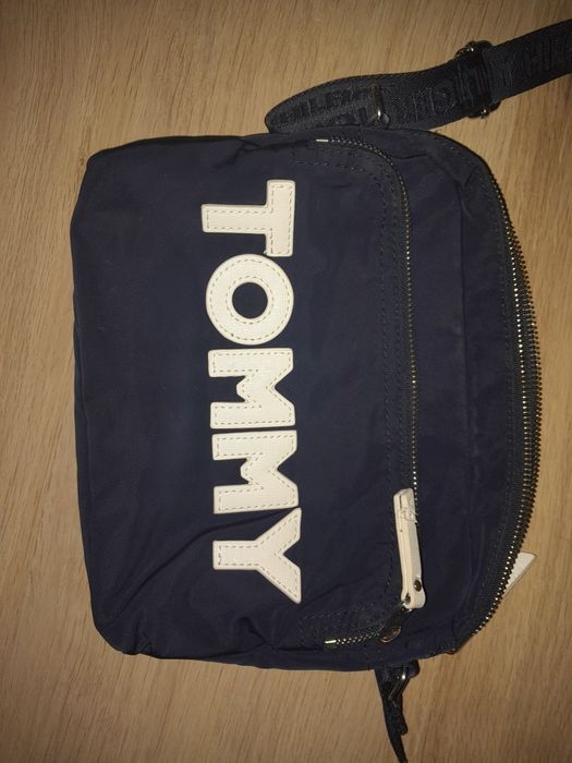 Tommy Hilfiger, model Nylon Crossover.