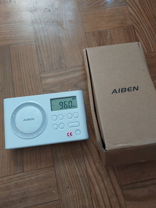 Małe radyjko UKF na akumulator.