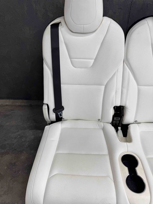 Сидіння третього ряду на Tesla X