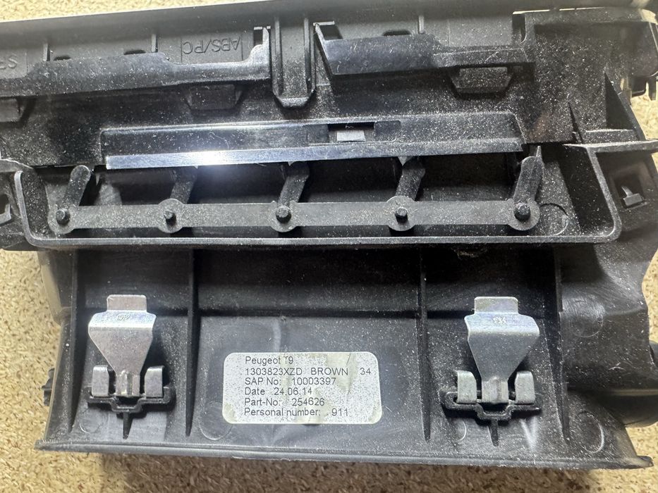 Дефлектор воздуха правый PEUGEOT 308 (T9) 1303823XZD