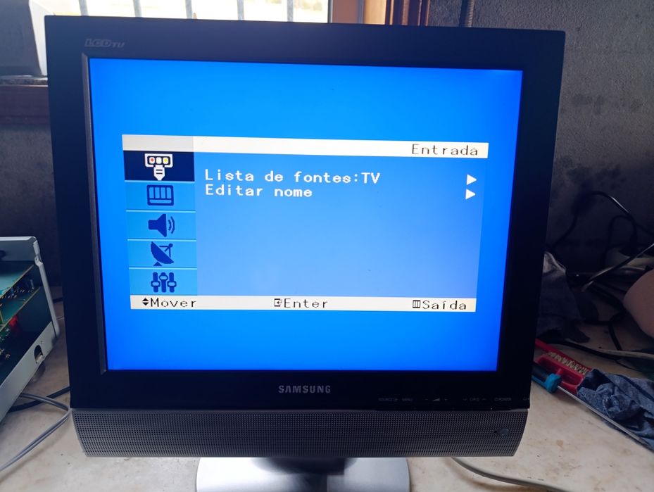 TV monitor LCD, a funcionar bem.