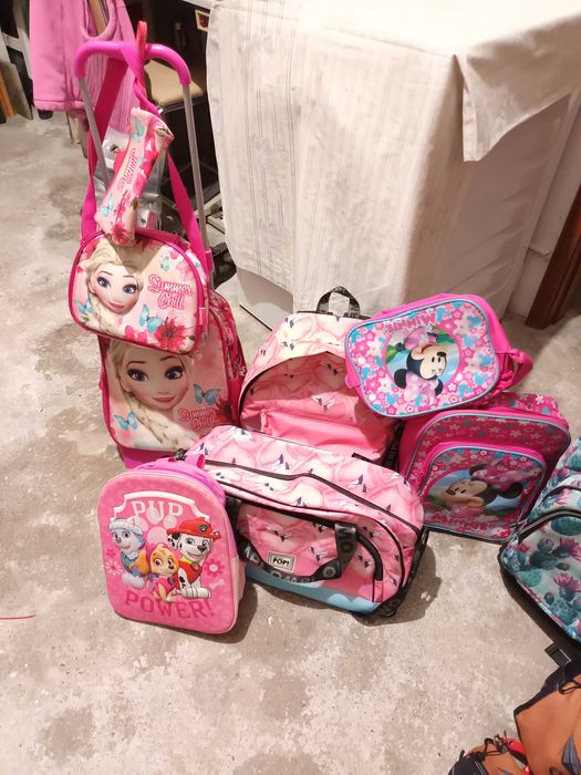 Conjunto de várias marcas de mochilas