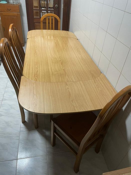 Mesa de jantar extensível com 4 cadeiras de madeira