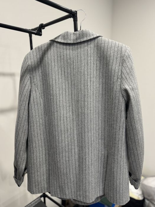 Сірий піджак у полоску