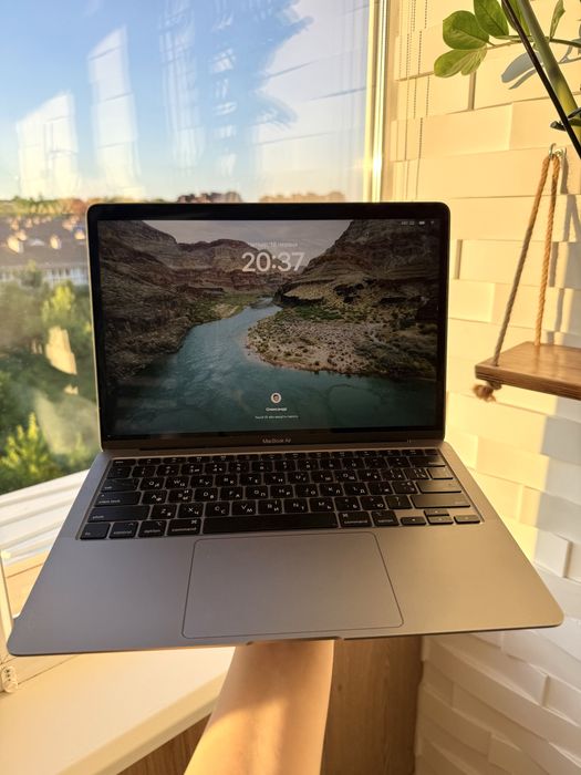 Продам  macbook air 2020 , 256gb