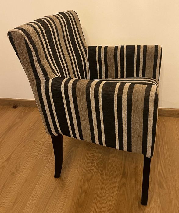 Mesa e conjunto de 4 cadeiras