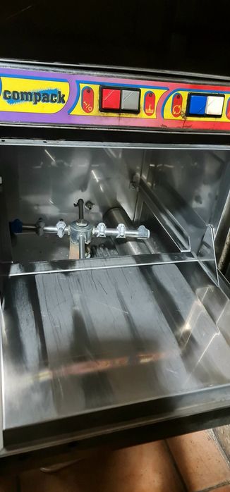 Máquina industrial de lavar copos e chávenas