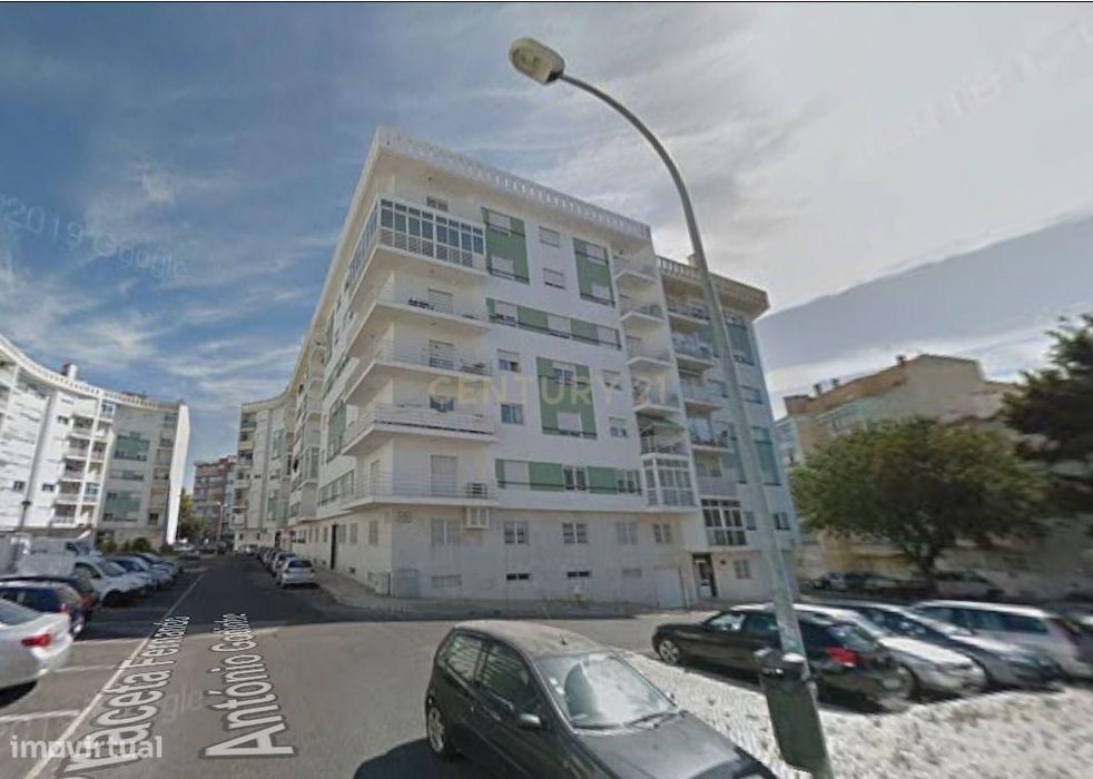 T2 Renovado na Buraca | Modernidade, Conforto e Excelente Localização