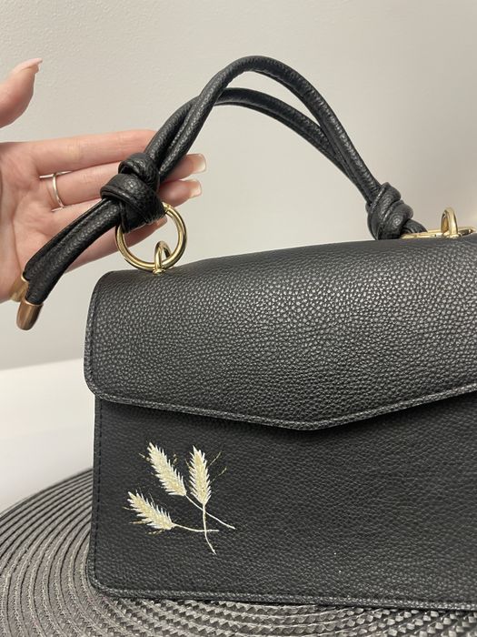 Чорна сумочка з вишивкою