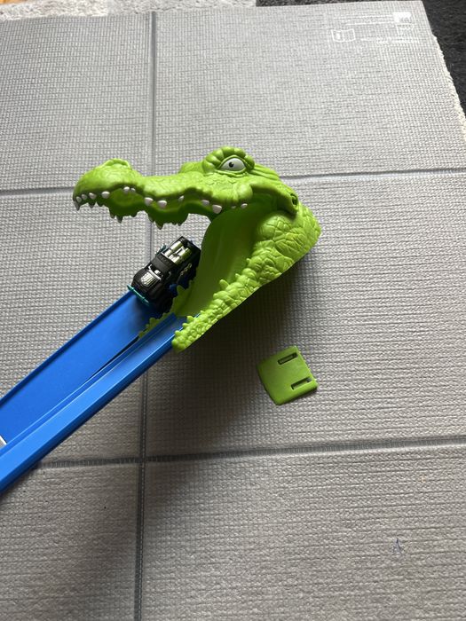 Wyrzutnia samochodów z krokodylem