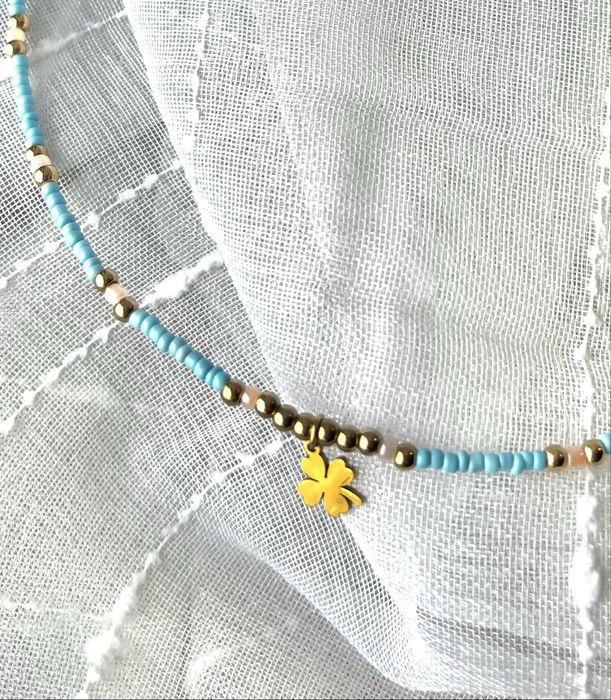 Colar em missangas com pendente