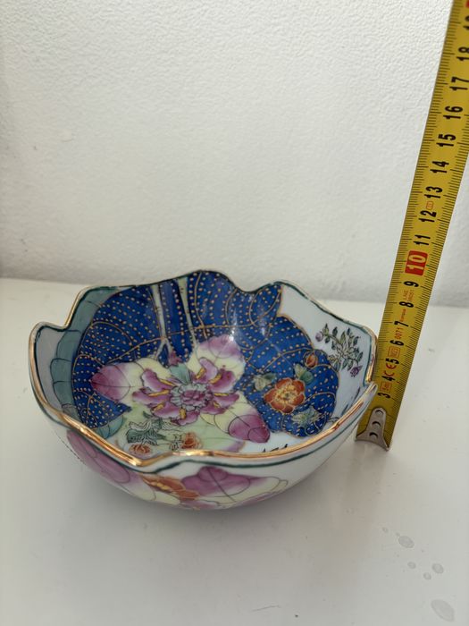 Uma taça porcelana chines antiga