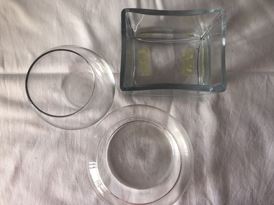Tres tacas pequenas ou vasos em vidro