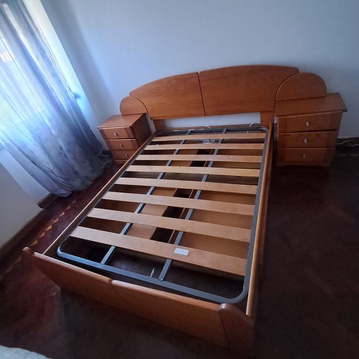 Cama de casal com 4 gavetas e 2 mesinhas de cabeceira