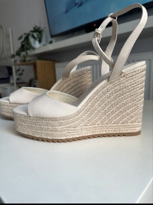 Espadryle na koturnie Stradivarius