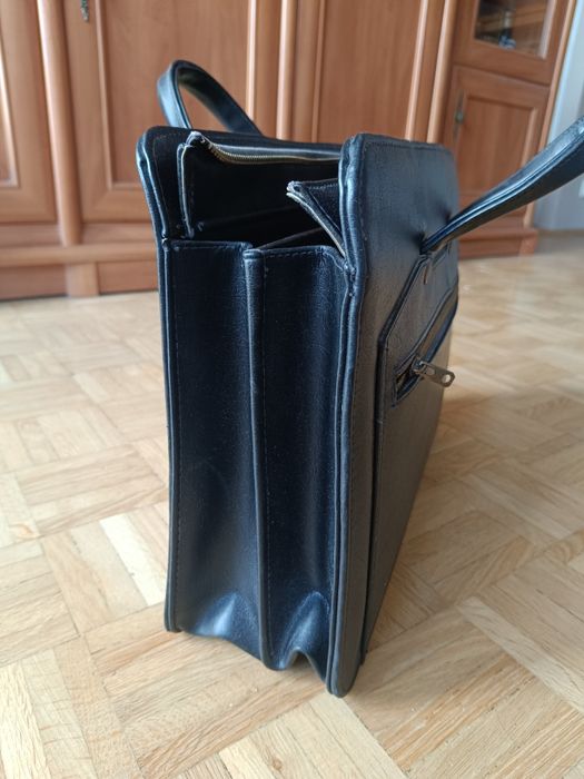 Pojemna czarna aktówka