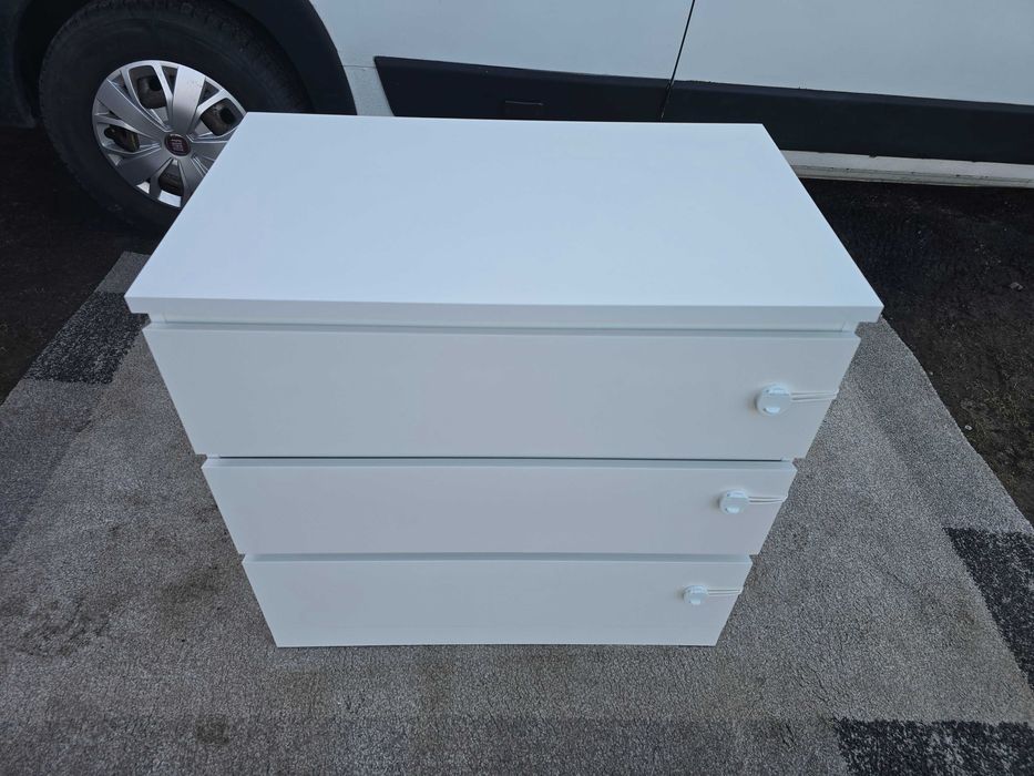 Biała komoda z trzema szufladami IKEA MALM
