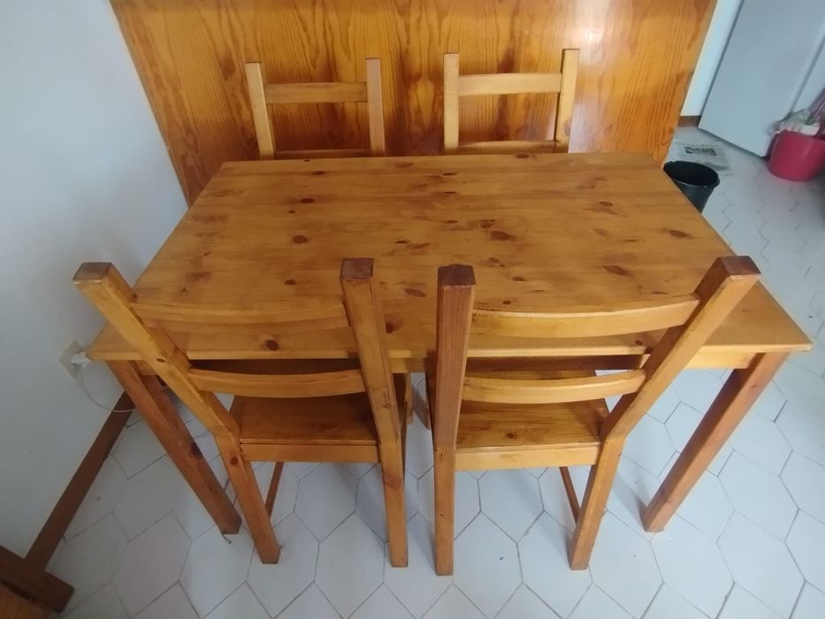 Mesa  e 4 cadeiras