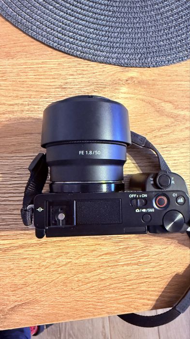 Sony ZV-E10 + Sony FE 50 f/1.8 + statyw + karta pamięci