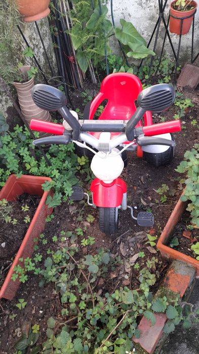 Triciclo para criança pequena