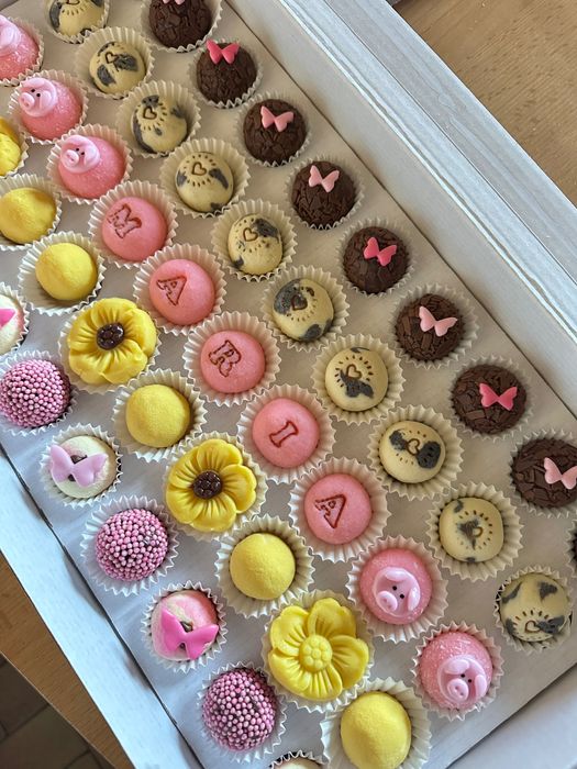 Doces personalizados - Brigadeiros e mini cale donuts