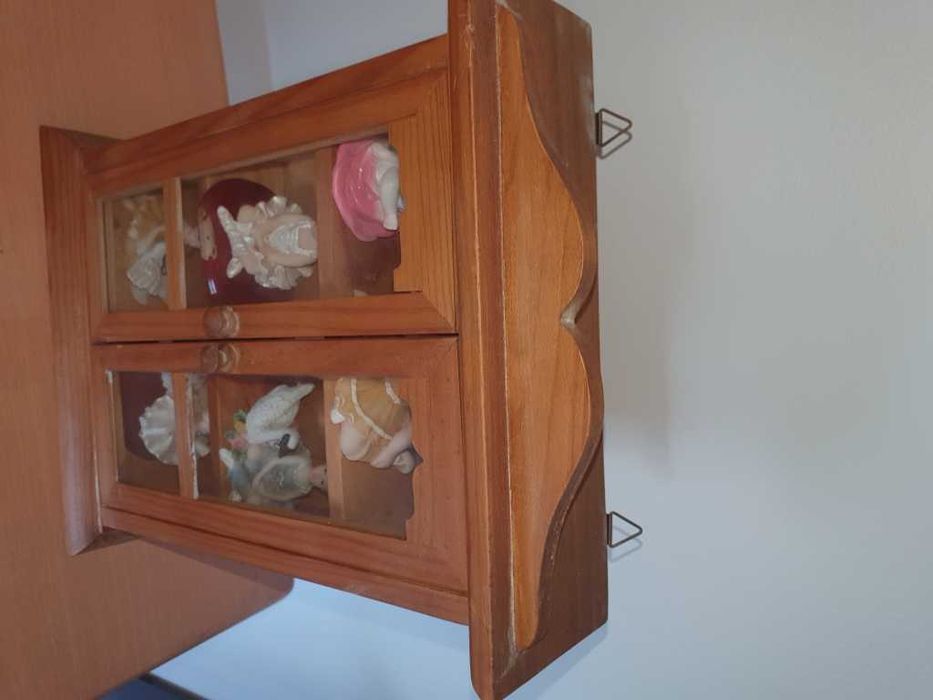 Vitrine de madeira com 2 portas de vidro, com 5 bailarinas e anjinho